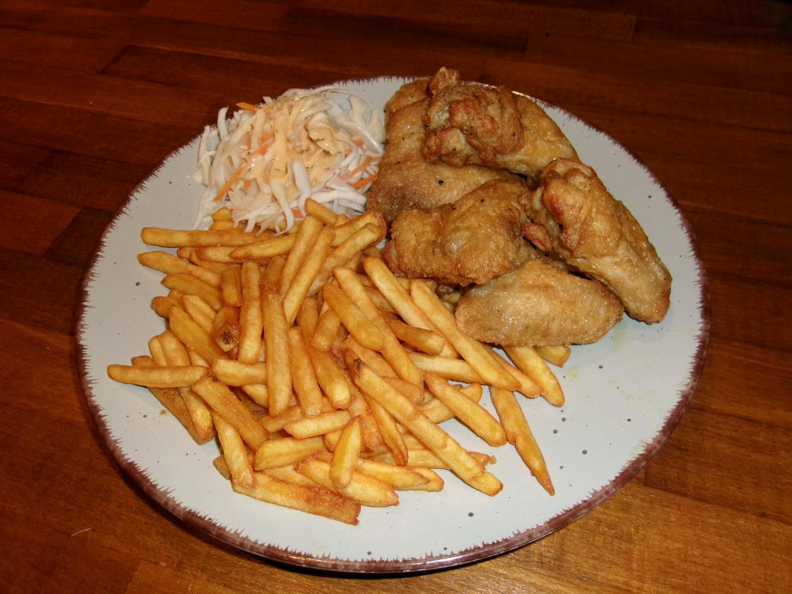 Hähnchenflügel mit Pommes und Coleslaw