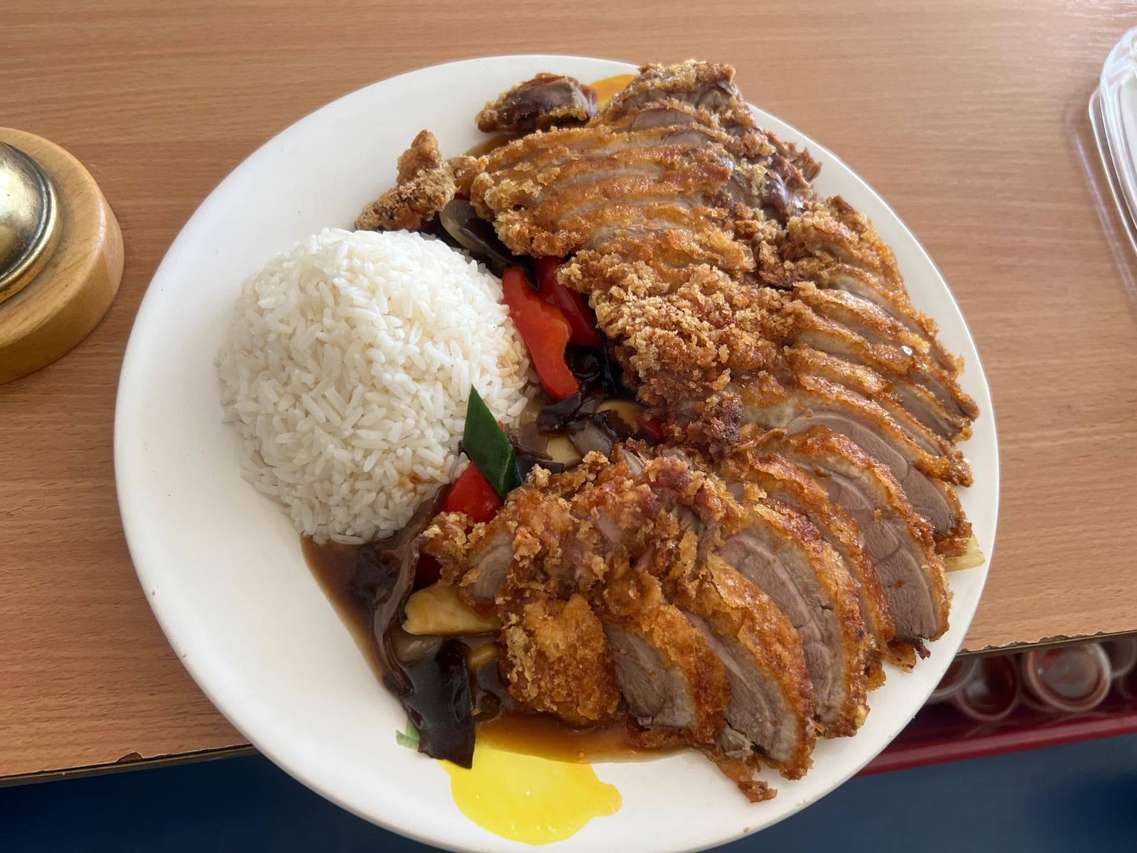 Knusprige Ente mit Reis und Sauce