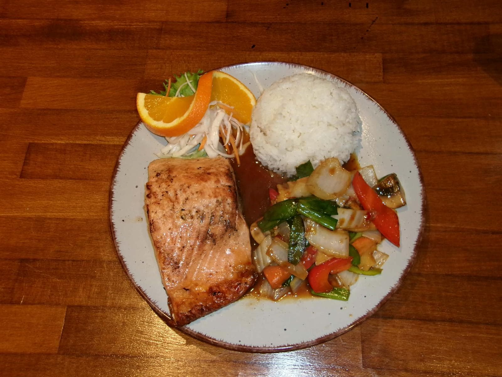 Gegrillter Lachs mit Reis und Gemüse