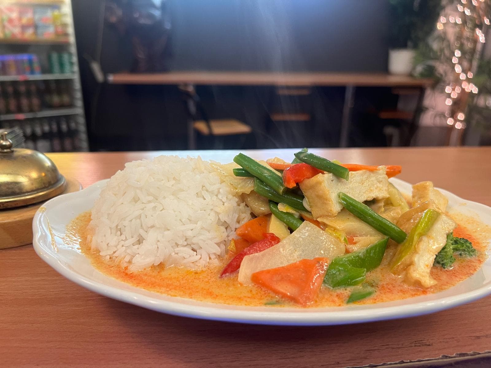 Rotes Curry mit Gemüse und Reis